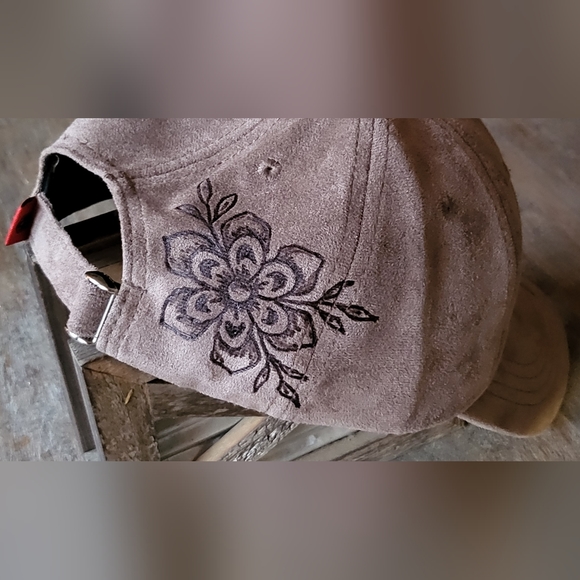 Hand burned grey suede baseball cap with adjustable back - Picture 6 of 6